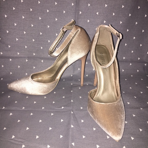 Never Been Worn Beige Velvet Pointy Heels Sz 6 - Picture 4 of 7